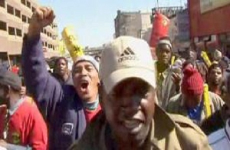 Trabajadores municipales van a la huelga en Sudáfrica