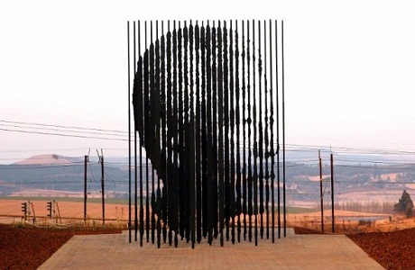 Celebran 50 años del arresto de Mandela con inauguración de estatua